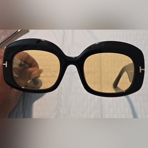 Tom Ford FT219 Black Frame Sunglasses with Gold Tint Lenses polarized 53:23:140M - Picture 9 of 10